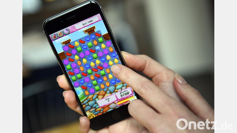 Durch In-App-Käufe bei Handyspielen wie "Candy Crush" oder "Clash of Clans" verschulden sich immer mehr Menschen. Symbolbild: Britta Pedersen/dpa