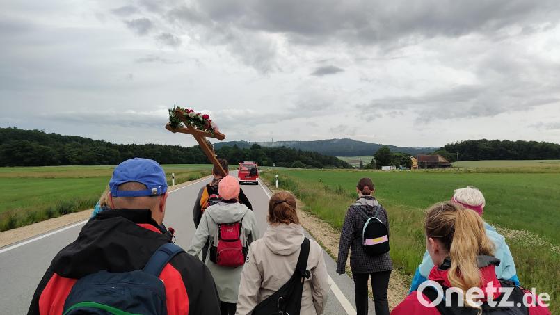 Wenn in der Ferne der Mariahilfberg sichtbar wird, sorgt das für neue Motivation bei den Pilgern. Diese Gruppe war 2025 hier unterwegs. Bild: Sebastian Most