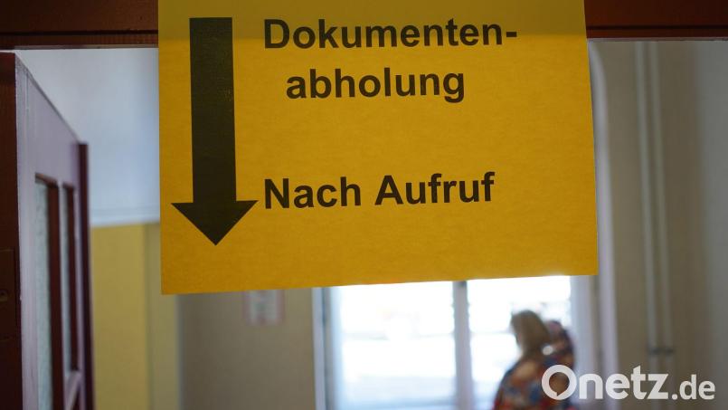 Die Digitalisierung wirkt für viele ältere Menschen bedrohlich - deshalb wünschen sie sich, dass Dienstleistungen immer auch analog verfügbar bleiben. (Symbolbild) Bild: Jörg Carstensen/dpa