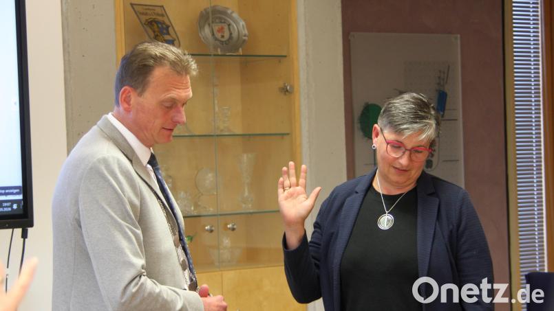 Die neue Gemeinderätin Daniela Joachimstaler wurde von Bürgermeister Ernst Schicketanz vereidigt. Bild: wro
