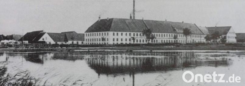 Die „Alte Fabrik“ wurde 1826 am „oeden Gemeindeplatz vorm oberen Thore auf dem Punkte, wo sich die nach Amberg ziehende Vicinalstraße von der Prager Hauptstraße trennt, bei dem (...) Mutter-Anna-Brückl rechts gelegen.“ Heute: Ecke Amberg- und Nürnberger Straße. Bild: Archiv Sepp Strobl