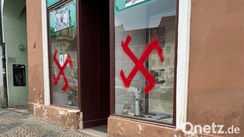 Nazi-Schmierereien an einem Büro der Egerländer Gemeinde in Cheb. Bild: Mesto Cheb/ Stadt Eger