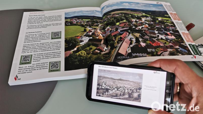 100 Jahre liegen zwischen diesen zwei Panoramabildern von Teunz, fotografiert vom gleichen Blickwinkel aus. Während die aktuellen Fotos in der Festschrift abgedruckt sind, können die historischen Aufnahmen per QR-Code am Handy heruntergeladen werden. Bild: Portner