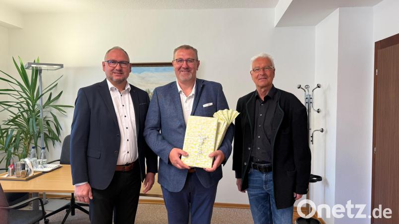 Anfang Mai begrüßte Bürgermeister Richard Kammerer (links) den neuen geschäftsführenden Beamten Johann Peter Wisent (Mitte). Er wird den bisherigen Beamten Stefan Diedl (rechts) ersetzen, der im Sommer in den Ruhestand geht. Bild: Ulrike Fuhrmann