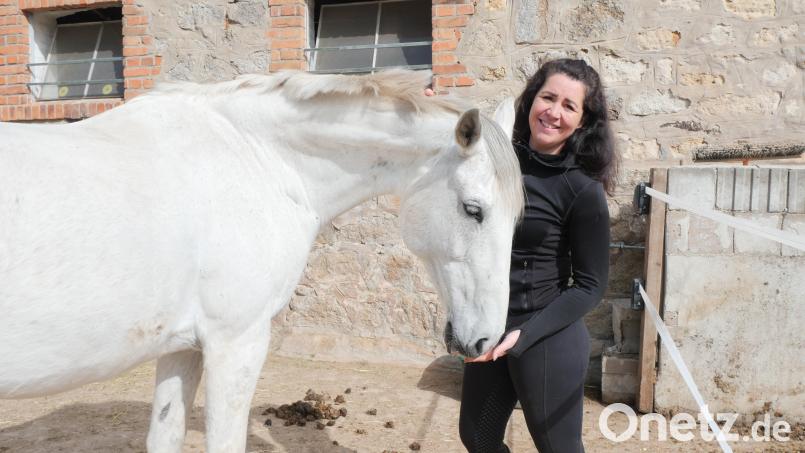 Anna Brodka (41) bietet seit diesem Frühjahr Reitpädagogik in der Paterlhütte in Erbendorf an. Bild: jbe