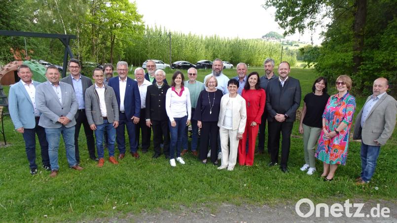 Landrat Andreas Meier (Vierter von rechts) verabschiedet zum Teil langjährige Kreisräte, die im neu gewählten Gremium nicht mehr vertreten sind. Bild: ui