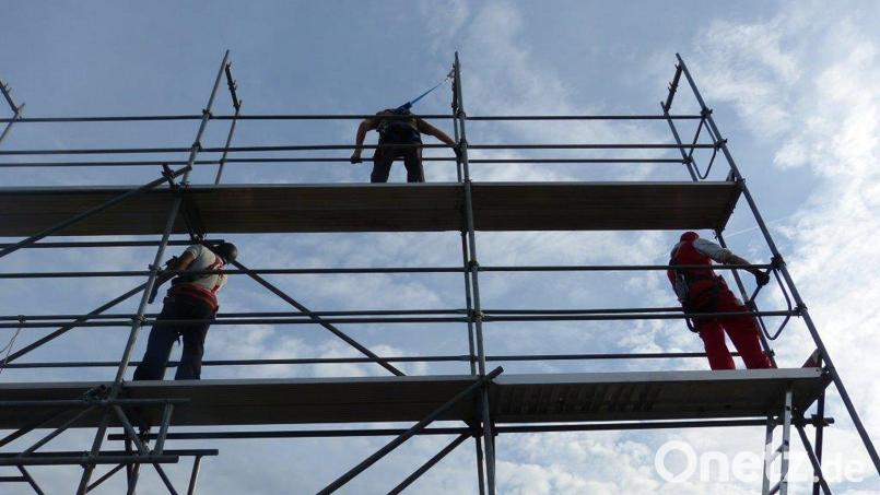 Drei Handwerker fordern von einem Rentner in Birgland einen überhöhten Preis für Arbeiten. Die Polizei greift ein. Symbolbild: Bundesinnung für das Gerüstbau
