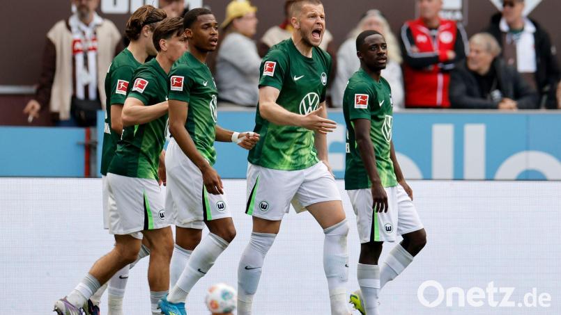 Favorit in der Relegation: Der VfL Wolfsburg mit seinem Abwehrchef Denis Vavro. Bild: Philipp Szyza/dpa