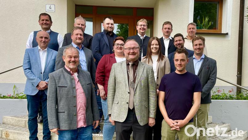 In der konstituierenden Sitzung wurden die zwei stellvertretenden Bürgermeister in geheimer Wahl gewählt: (vorne, von links): 3. Bürgermeister Reinhard Seidl (FW), Bürgermeister Uwe König (FW), 2. Bürgermeister Moritz Lobenhofer (SPD). Die gewählten Marktgemeinderäte gruppierten sich dazu. Bild: Gerhard Krones