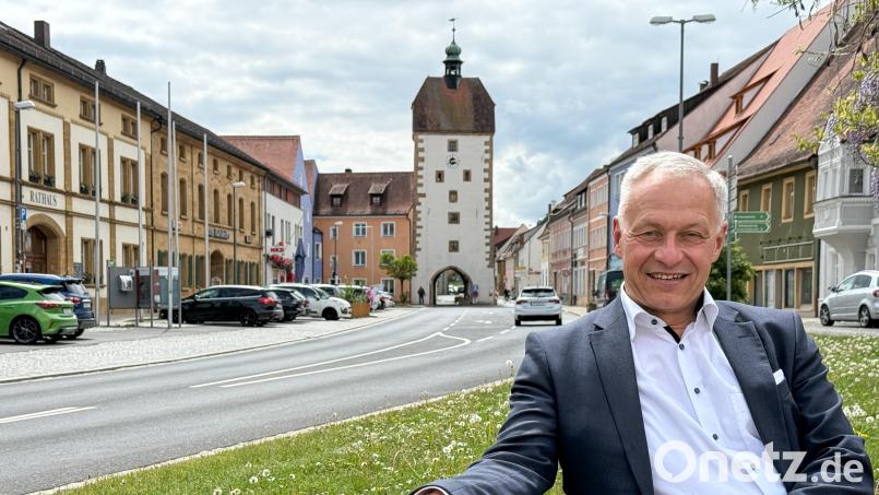 Thorsten Grädler (Einheitsblock Freie Wählerschaft) ist neu im Amt als Bürgermeister von Vilseck. In seiner Amtszeit wird der Marktplatz der Stadt (im Hintergrund) komplett umgestaltet. Bild: Petra Hartl