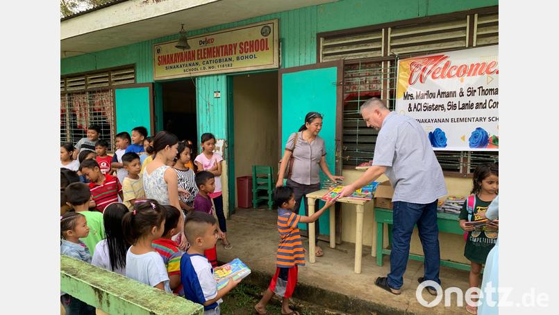 Thomas Amann besucht viele Projektorte auf den Philippinen selbst. Hier verteilt er gespendetes Schulmaterial an Grundschüler, deren arme Eltern sich oft nicht mal Hefte und Stifte für ihre Kinder leisten können. Bild: privat