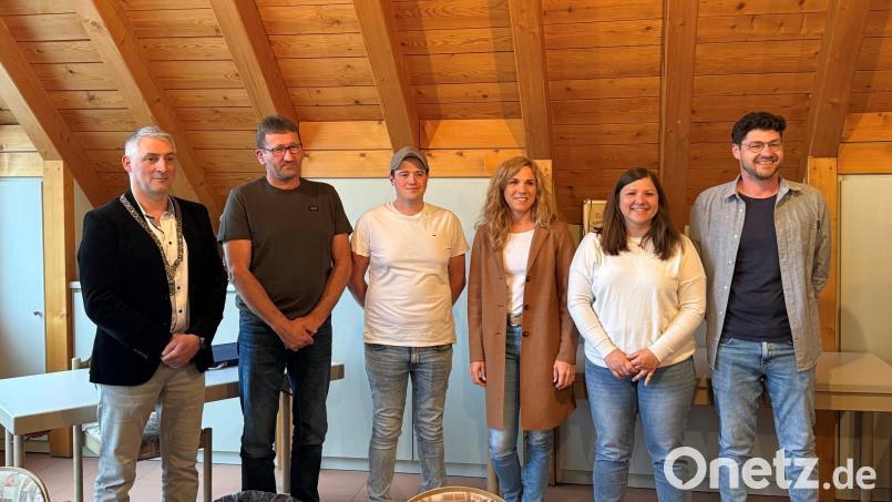 Die neu gewählten Gemeinderäte in Stadlern: Bürgermeister Michael Riedl, Günther Zach, Tobias Wiezorreck, Kathrin Hauer, Theresa Eiber Thomas Lampl (von links nach rechts). Bild: Grosser, VG Schönsee