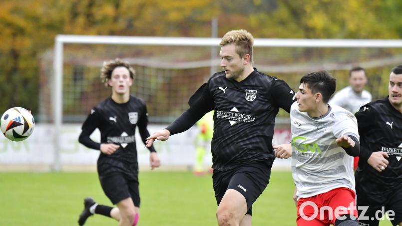 Daniel Wein (Zweiter von links) wechselt vom FC Rieden zur DJK Dürnsricht. Archivbild: Hubert Ziegler