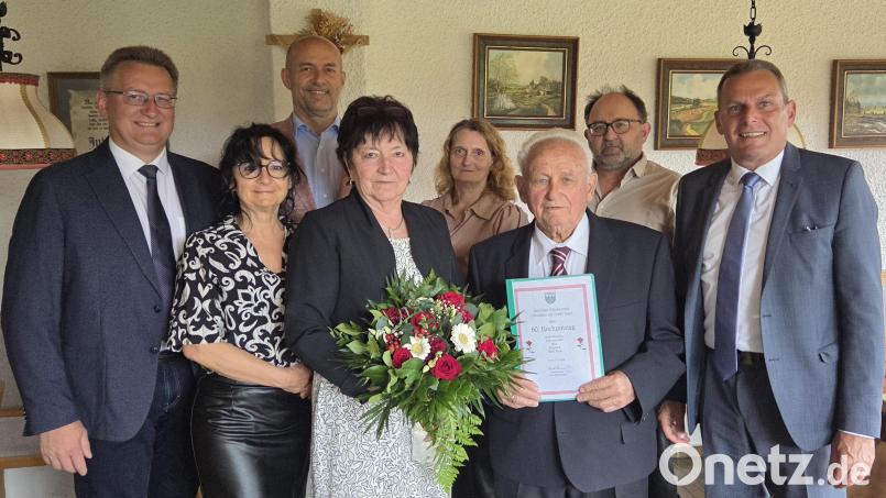 Anni und Josef Klier freuen sich über die Glückwünsche zur Diamantenen Hochzeit durch den neuen Bürgermeister Adolf Hammer (links) und dessen Vorgänger Norbert Eckl (rechts). Mit auf dem Bild die Kinder Roland und Karola mit Partner. Bild: Adolf Hammer