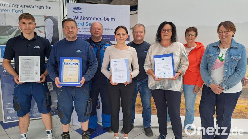 Treue und qualifizierte Kräfte: So will sich das Autohaus Segerer mit (von links) Daniel Fochtner, Oliver Schmitz, Josef Segerer, Melissa Frank, Peter Segerer, Marion Götz, Hildegard Segerer und Lisa Liebchen für die wachsenden Anforderungen in der Automobilbranche rüsten. . Bild: pop