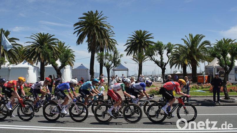 Die Fahrer auf der Strecke während der elften Etappe von Porcari nach Chiavari. Bild: Marco Alpozzi/LaPresse via ZUMA Press/dpa