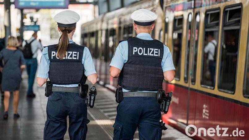 Ein 15-jähriges Mädchen widersetzt sich am Regensburger Hauptbahnhof der Polizei und verletzt eine Beamtin. Bild: Jacob Maibaum