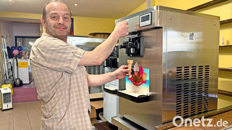 Eiskaltes Vergnügen: Wo kürzlich noch Frühlingsrollen über die Theke gingen, lässt Holger Maier nun peppiges Softeis aus seinen Maschinen. 40 Sorten sind möglich, angeboten werden immer drei gleichzeitig. Bild: Katharina Melzner