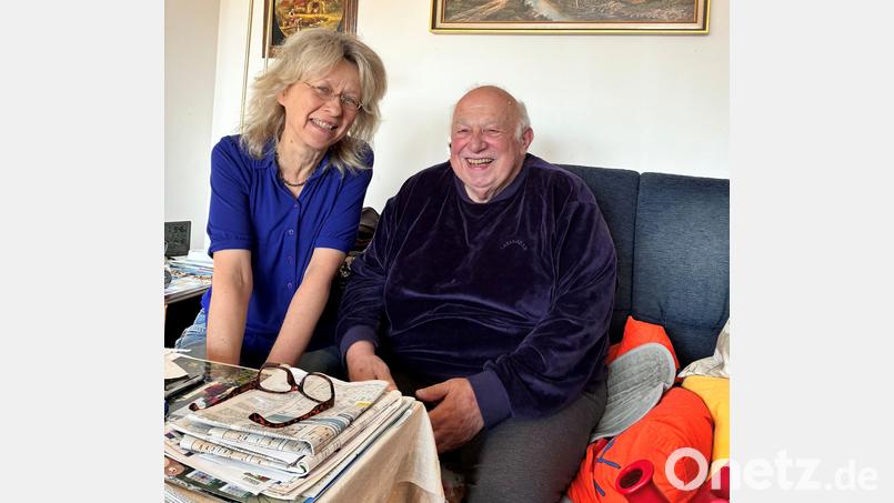 Susanne Rzepka - hier gerade zu Besuch bei ihrem Kunden Heinz Rautner - arbeitet ehrenamtlich für den Vereins zur Förderunge seelischer Gesundheit im Alter (SEGA). Bild: mia