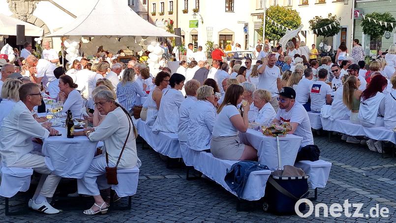 Lange, weiß gedeckte Tafeln, sommerliche Atmosphäre und hunderte Besucher in heller Kleidung: Der „Weiße Sommerabend“ verwandelte den Oberen Markt 2024 in eine mediterrane Flaniermeile. Archivbild: kzr