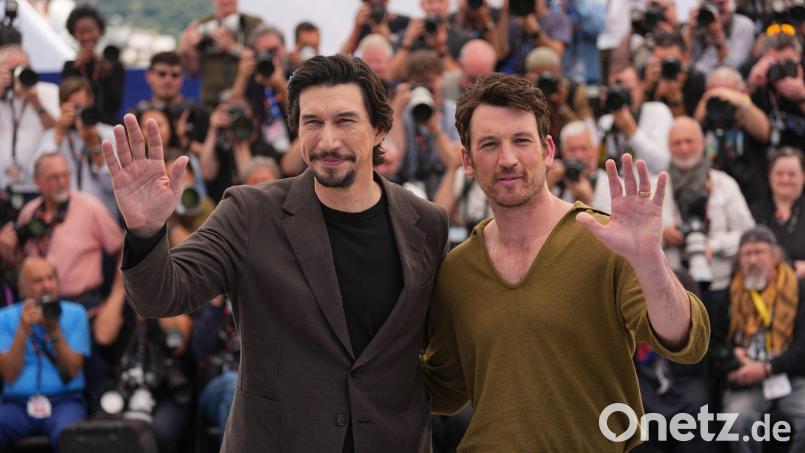 Filme miteinander konkurrieren zu lassen, widerspricht sich für Hollywood-Star Miles Teller (rechts). Mit Adam Driver posiert er für Fotografen bei den Filmfestspielen in Cannes. (Archivbild) Bild: Andreea Alexandru/Invision/AP/dpa