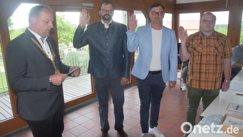 Bürgermeister Anton Kappl vereidigte die neuen Marktgemeinderäte Martin Baier, Wolfgang Beierl und Wolfgang Gollwitzer (von links). Bild: fz