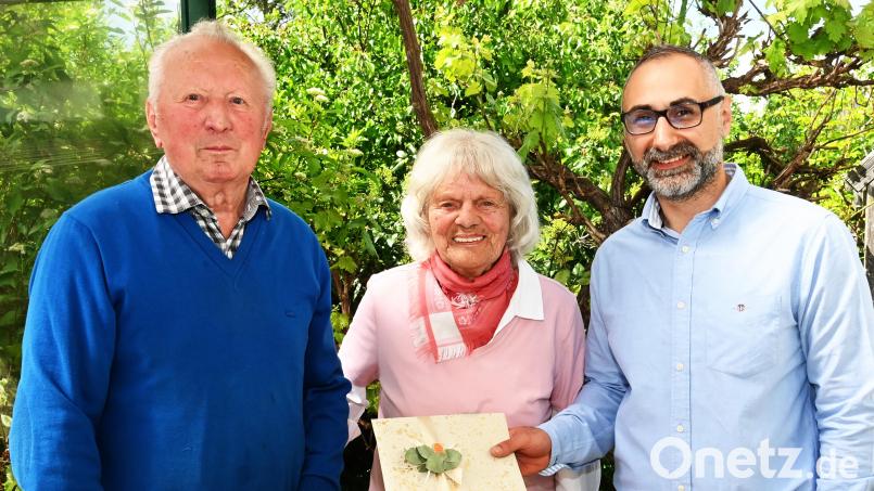 70 Jahre sind Ingrid und Richard Preischl (links) verheiratet. Ambergs 3. Bürgermeister Tuncer Ayten gratuliert. Bild: Gerhard Franz