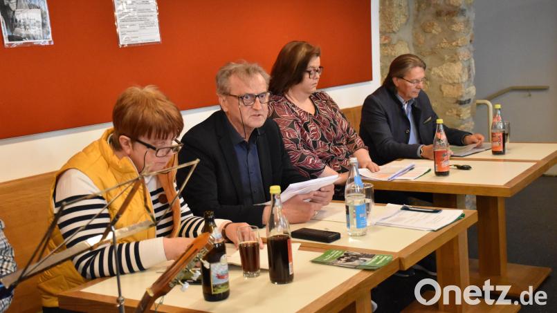 Monika Beer-Helm (links) vom Literarischen Arbeitskreis hat die Veranstaltungsreihe über Max von der Grün zu dessen 100. Geburtstag organisiert. Berthold Kellner (Zweiter von links) , Margot Konz und Florian Winklmüller (rechts) übernahmen den Part der Vorleser. Bild: ubb