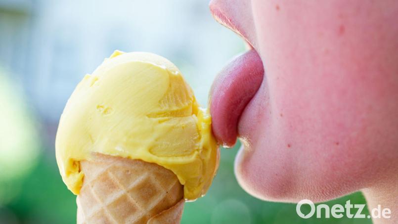 Schlangen vor Eisdielen - damit muss am Wochenende gerechnet werden. (Archivbild) Bild: Uwe Anspach/dpa
