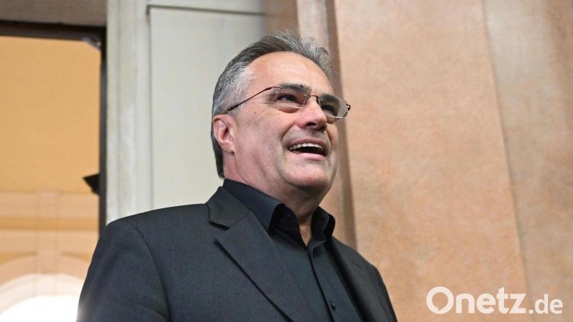 Der ehemalige Verfassungsschützer bestreitet die Vorwürfe. Bild: Helmut Fohringer/APA/dpa