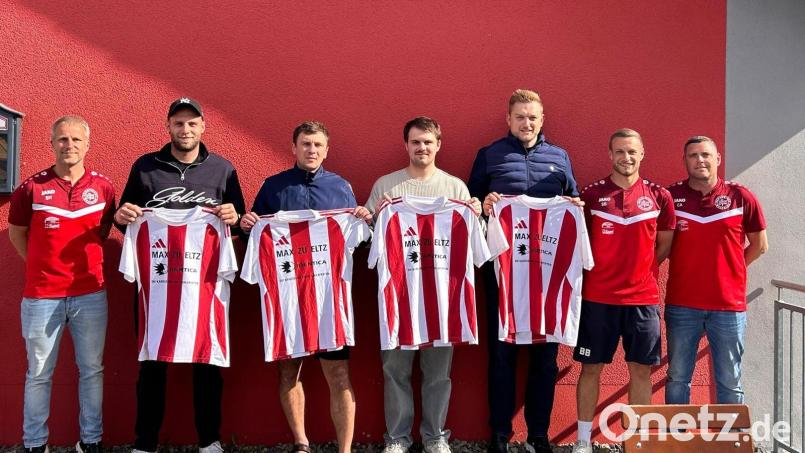 Die DJK-Abteilungsleiter Christian Adler (rechts) und Simon Heitzer (links) sowie Trainer Sebastian Bauer (Zweiter von rechts) begrüßen die Neuzugänge (ab Dritter von rechts) Daniel Wein, Elias Müller, Dmytro Moroz und Bastian Graßmann. Bild: Steffi Mayer