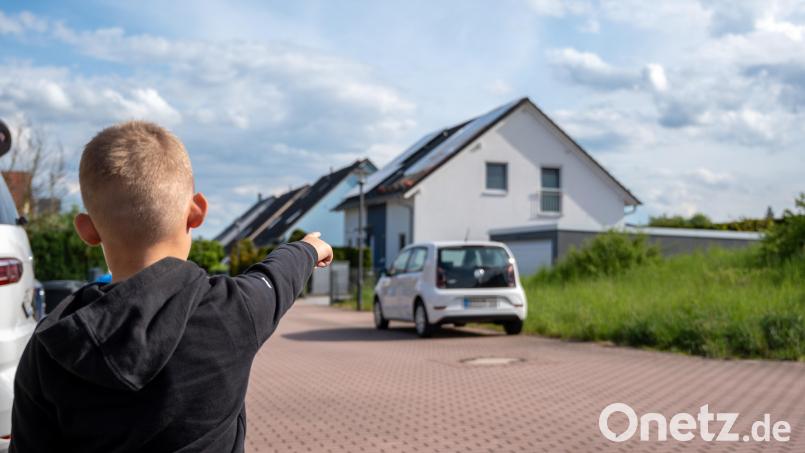 Artjom Bender (6) zeigt auf das Haus der Familie Zahn in der Württemberger Straße in Weiden. Auf dessen nun provisorisch abgedecktem Dach entdeckte der Junge am 25. April einen Brand. Bild: Marina Gube