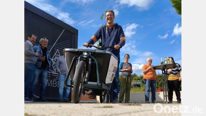 Er strahlt über beide Ohren. Christopher Bongert (auf dem Rad) hat den "pack mAS! Lastenrad"-Verleih ins Leben gerufen. Bild: wpt