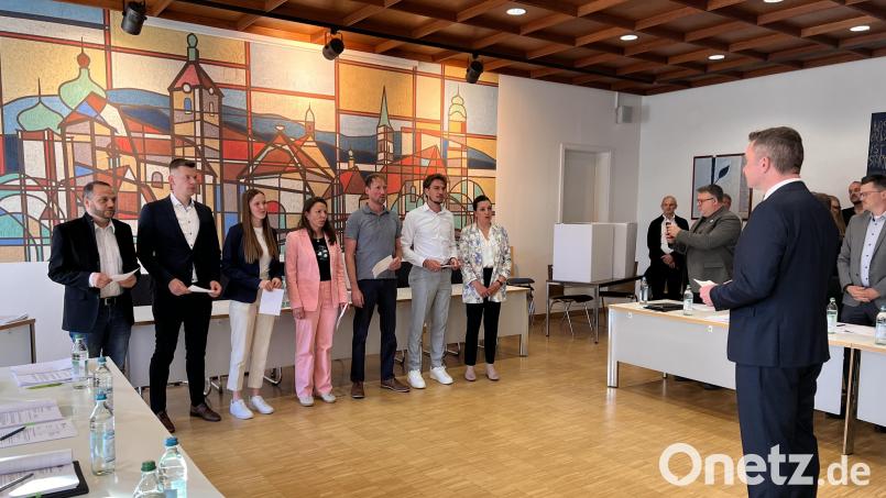 Die neuen Gemeinderäte Michael Iberer, Johannes Dietrich, Anja Segerer, Nicole Trummer, Andreas Eckl, Michael Kreft und Julia Jung (von links) werden von Bürgermeister Dominik Sachsenhauser vereidigt. Bild: mma
