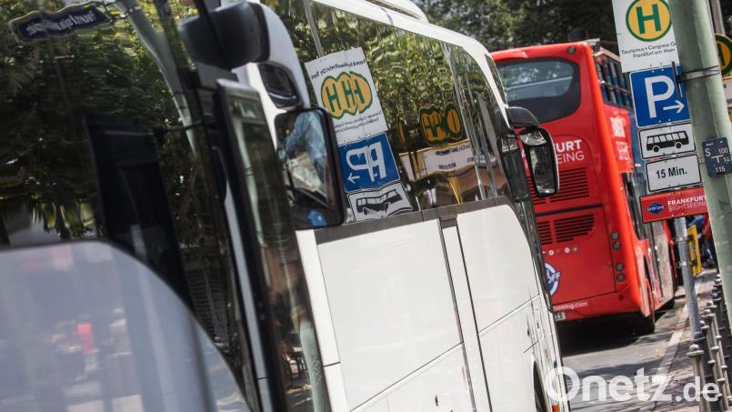 Fast jeder fünfte Bus, der beim TÜV geprüft wurde, hatte vergangenes Jahr erhebliche Mängel. (Archivbild) Bild: Frank Rumpenhorst/dpa