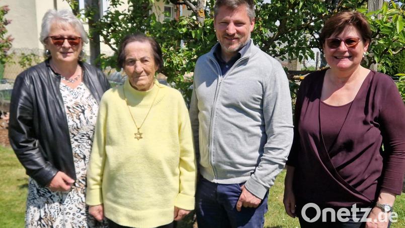 Auf neunzig Lebensjahre kann Barbara Thiele (Zweite von links) zurückblicken und hat dabei ihre Töchter Sieglinde (links) und Christine (rechts) stets an ihrer Seite. Bürgermeister Peter Neumeier gratulierte für die Gemeinde. Bild: mab