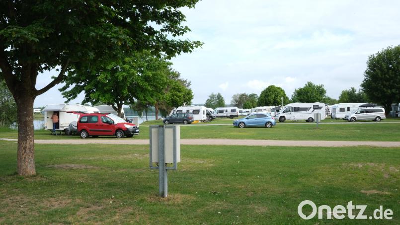 Hier an der Landzunge zwischen dem Murner See und dem Brücklsee will der Betreiber des Campingplatzes einen Biergarten nur für seine Gäste errichten. Das Genehmigungsverfahren ist aufwendig und zieht sich seit drei Jahren hin. Bild: Hirsch
