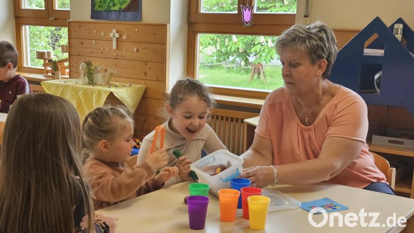 Maria Kontny ist seit 30 Jahren Erzieherin im Kindergarten in Süß. Ihren Job geht sie immer noch mit Leidenschaft nach. Bild: Christopher Dotzler