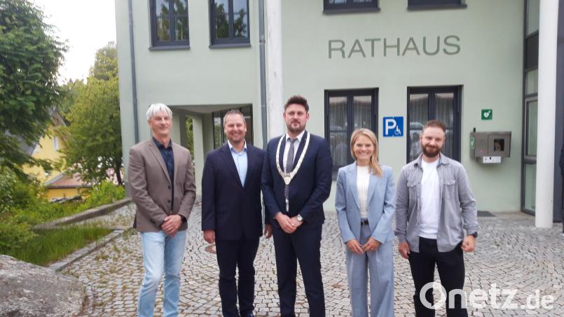 Die vier neu gewählten Gemeinderäte nach ihrer Vereidigung (von links) Bernhard Stahl (CSU), Wolfgang Voit (CSU), Bürgermeister Sebastian Voit, Ulrike Braun (CSU) und Alexander Roderer (Freie Wähler). Mit Ulrike Braun und Manuela Hornung (Freie Wähler) sitzen künftig zwei Frauen im Fichtelberger Gemeinderat. Bild: wkr