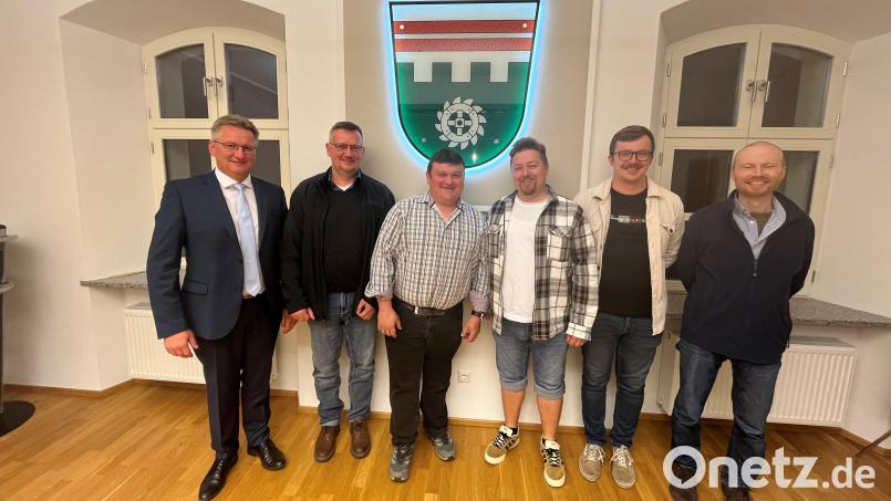 Bürgermeister Adolf Hammer (links) begrüßt die neuen Gemeinderäte (von links) Adolf Zitzmann, Alois Eckl, Christian Salomon, Tobias Kick und Michael Hechtl Bild: Anton Brand