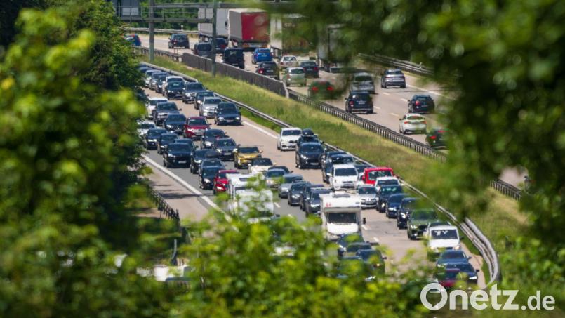 Die Fahrt auf der A8 zwischen München und Salzburg kann unter Umständen länger dauern als erhofft. Archivbild: Peter Kneffel/dpa
