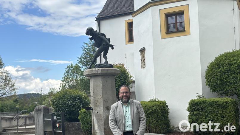 Daniel Sandner, Schmidmühlens neuer Bürgermeister, vor dem Brunnen am Rathaus, den ein Moriskentänzer ziert. Die Figur erinnert an einen großen Sohn Schmidmühlens: Erasmus-Grasser, der die Moriskentänzer einst für den Festsaal im alten Münchner Rathaus erschaffen hatte. Bild: san