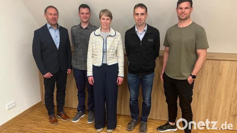 Bürgermeister Josef Pretzl (von links) mit den neuen Gemeinderatsmitgliedern Nico Prechtl, Claudia Zinkl, Thomas Zinkl und Dominik Kiener (von links). Bild: Anton Brand