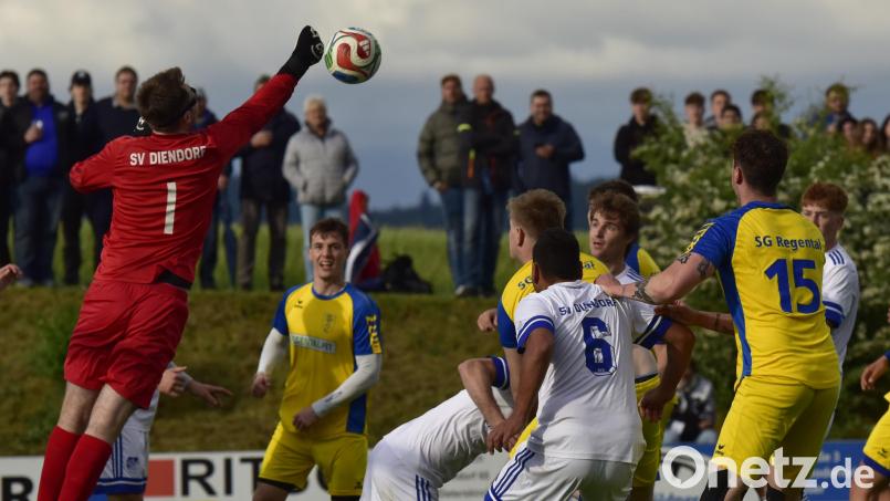 Diendorfs Torwart Benedikt Höpfl (links) war beim Sieg im ersten Relegationsspiel gegen die SG Regental ein wichtiger Rückhalt. Am Freitag geht es für den SV in Teunz gegen den SV Erzhäuser. Bild: Hans Mark