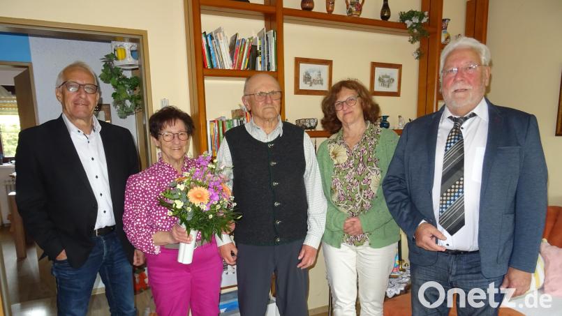 Stefan Göcking (links) sowie Thomas Meyer (von rechts) und Tochter Claudia gratulieren Helga und Horst Dörfler zur Diamantenen Hochzeit. Bild: apr