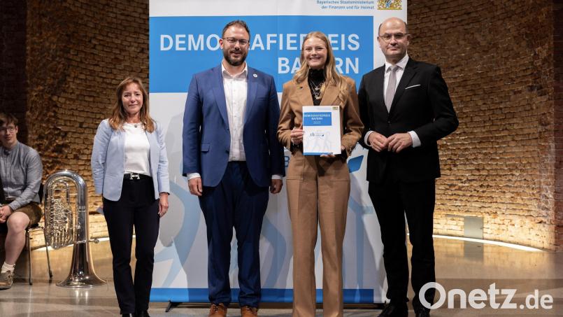 Finanz- und Heimatminister Albert Füracker (rechts) verleiht den „Demografiepreis Bayern 2025“ an die BHS Corrugated Maschinen- und Anlagenbau GmbH. Bild: StMFH/Christian Blaschka