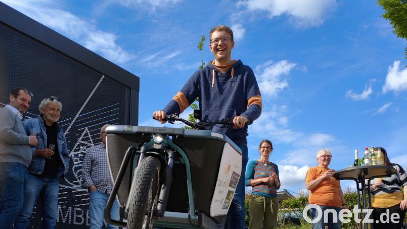 Er strahlt über beide Ohren. Christopher Bongert (auf dem Rad) hat den "pack mAS! Lastenrad"-Verleih ins Leben gerufen. Bild: wpt