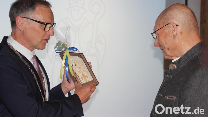 Bürgermeister Bernd Sommer (links) verlieh an Karlheinz Hoyer (rechts) eine eigens geschaffene Trophäe, den "Grammy" der Stadt Waldsassen. Bild: Konrad Rosner