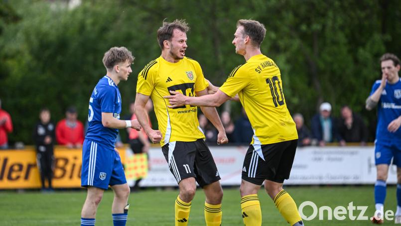 Jubel bei den Hahnbacher Spielern Kilian Heldmann und Fabian Schötz. Durch das 2:0 im Relegationshinspiel gegen den SV Etzenricht hat der SV Hahnbach beste Karten in Runde zwei einzuziehen. Bild: Loeffler, Jonas