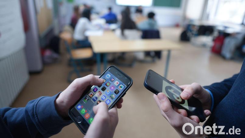 Der Aktionsrat Bildung fordert Altersgrenzen für Social-Media-Plattformen - und private Handynutzung in den Schulen erst ab der Zehnten. (Symbolbild) Bild: Marcus Brandt/dpa
